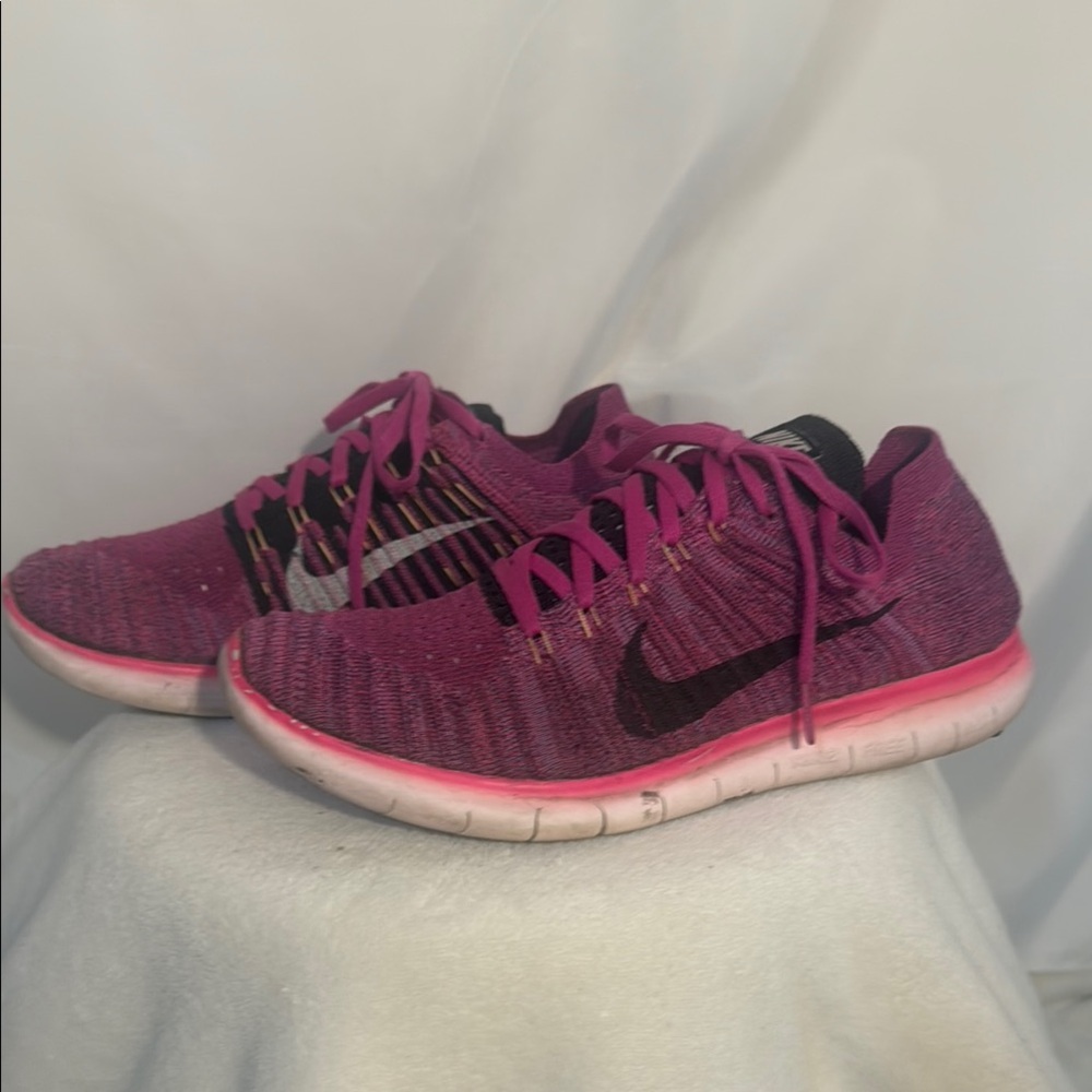 Nike Pink Athletic Shoes Lightweight Flexible Design